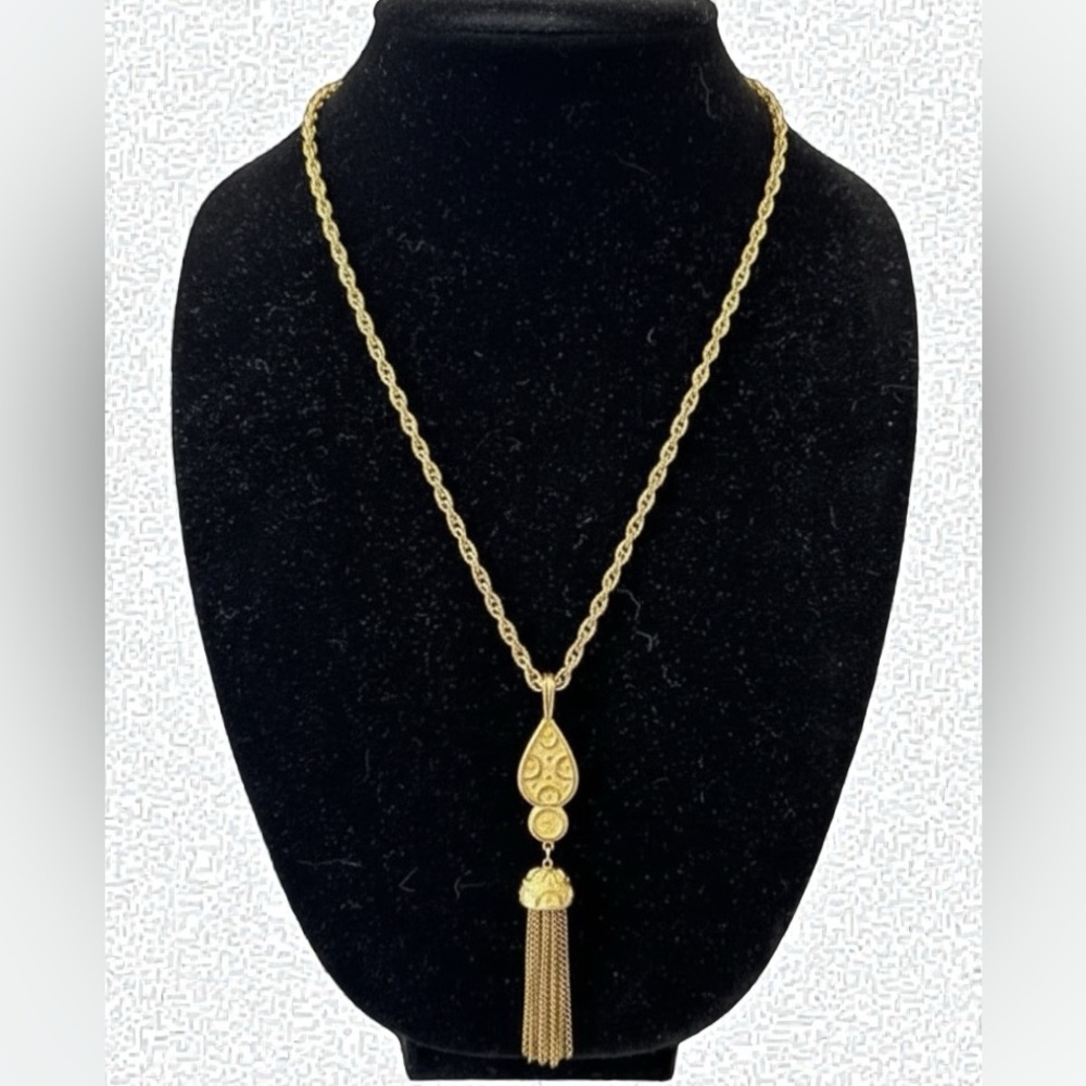 Vintage Crown Trifari Gold Tone Tassel Pendant Necklace